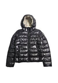 Giubbino imbottito nero con cappuccio, caratterizzato da un design trapuntato, una texture lucida, due tasche laterali con zip e una patch con il logo sulla spalla.