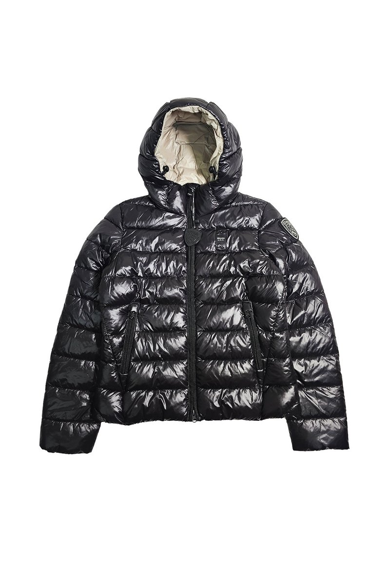 Giubbino imbottito nero con cappuccio, caratterizzato da un design trapuntato, una texture lucida, due tasche laterali con zip e una patch con il logo sulla spalla.