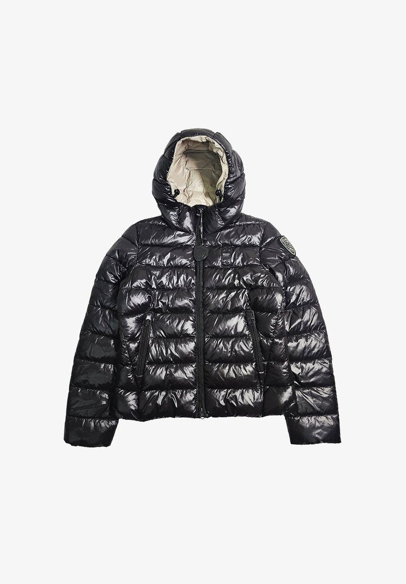 Giubbino imbottito nero con cappuccio, caratterizzato da un design trapuntato, una texture lucida, due tasche laterali con zip e una patch con il logo sulla spalla.