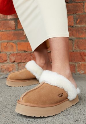 UGG DISQUETTE - Slippers - chestnut