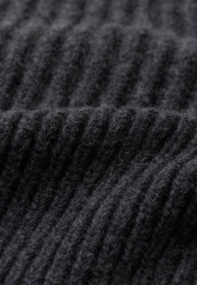 Tumehall ribatud kootud kangas pehme tekstuuriga, millel on silmapaistvad vertikaalsed triibud ja veidi udune välimus.