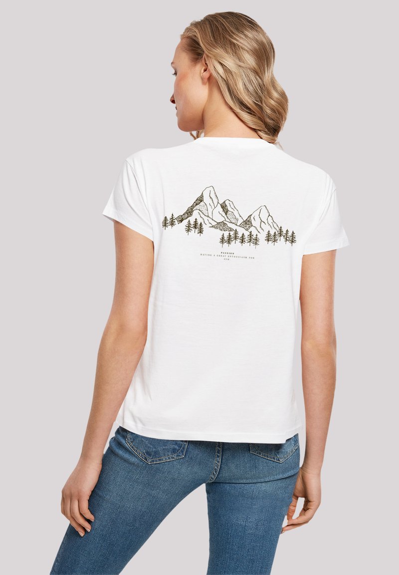 Weißes T-Shirt mit kurzen Ärmeln, auf der Rückseite mit einer Grafik von Bergen und Bäumen in Schwarz und Grün. Der Stoff wirkt weich und lässig.