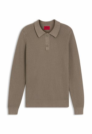 Langærmet strikket polotrøje i taupe med tekstureret mønster, to-knap lukning, ribstrikkede manchetter og kant samt rød mærkeindlæg i kraven.
