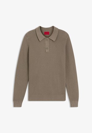 Langærmet strikket polotrøje i taupe med tekstureret mønster, to-knap lukning, ribstrikkede manchetter og kant samt rød mærkeindlæg i kraven.