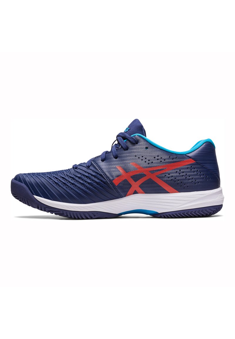 Scarpa sportiva navy con dettagli rosso e turchese, tomaia texturizzata, design leggero e intersuola bianca. Presenta una silhouette elegante e moderna.