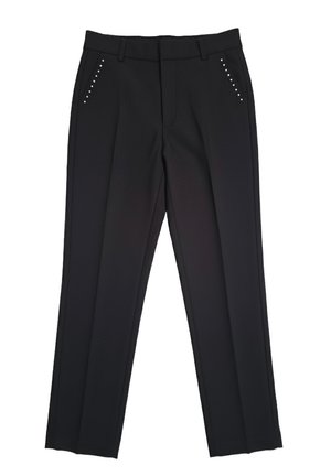Pantaloni neri su misura con gambe dritte e dettagli borchiati lungo le tasche anteriori, dotati di passanti per cintura e chiusura lampo frontale.