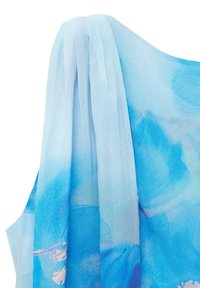 Blå lätt scarf i genomskinligt tyg, med ett akvarell-liknande mönster i olika nyanser av blått och subtila blommönster.