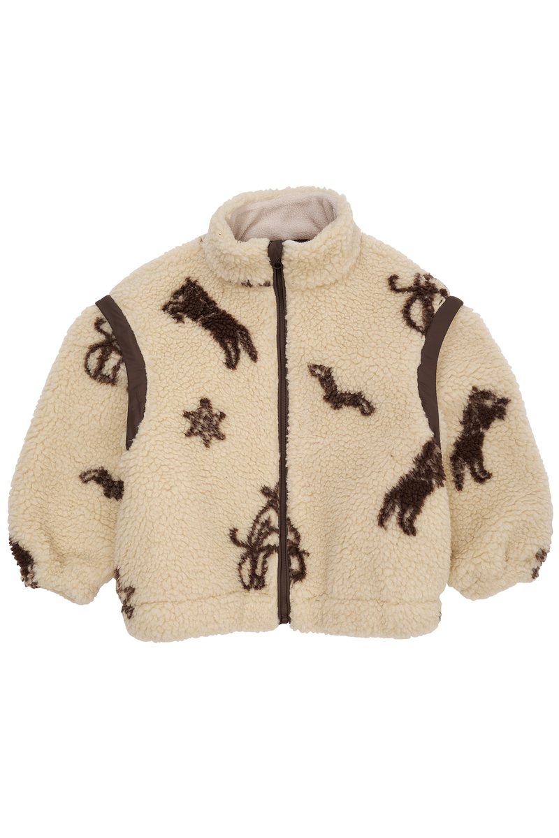 Jachetă din fleece în crem, cu modele de animale și stele maronii, are guler înalt, închidere cu fermoar și panouri de accent maro-chocolate pe umeri.