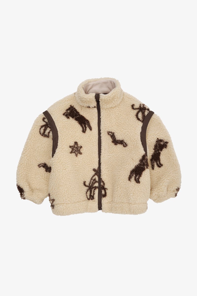 Jachetă din fleece în crem, cu modele de animale și stele maronii, are guler înalt, închidere cu fermoar și panouri de accent maro-chocolate pe umeri.