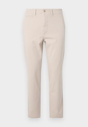 Beige bomuldsbukser med lige skæring, der har en frontknaplukning, bæltestropper og en enkelt bagside lomme. Glat tekstur.