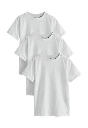Drie effen witte T-shirts met korte mouwen en ronde hals, licht overlappend gestapeld, weergegeven op een witte achtergrond.