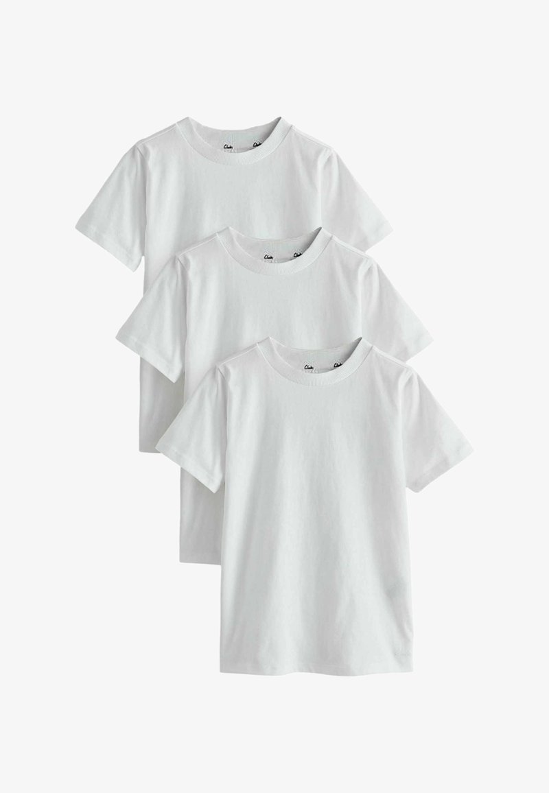 Trois t-shirts blancs unis à manches courtes et col rond empilés avec un léger chevauchement, présentés sur un fond blanc.