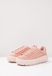 Rosa Wildleder-Sneaker mit runder Zehenpartie, strukturiertem Gummisohle und flachen Schnürsenkeln. Verfügt über ein goldenes Logo-Detail an der Seite.