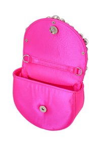 Helle pinke Satin-Handtasche mit runder Form, Druckknopfverschluss und einem glatten Innenfutter mit einem Fach sowie einer Schlaufe für den Träger.