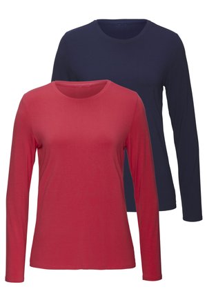 Zwei Langarm-T-Shirts: eines in Rot und eines in Marineblau. Beide bestehen aus weichem Stoff, haben einen Rundhalsausschnitt und ein schlankes Design.