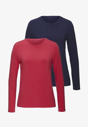 Zwei Langarm-T-Shirts: eines in Rot und eines in Marineblau. Beide bestehen aus weichem Stoff, haben einen Rundhalsausschnitt und ein schlankes Design.
