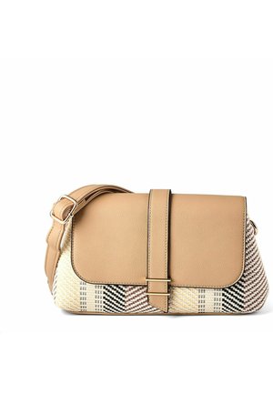 Sac bandoulière beige avec fermeture à rabat, sangle réglable et base en tissu tissé présentant des motifs géométriques noirs, marron et crème.