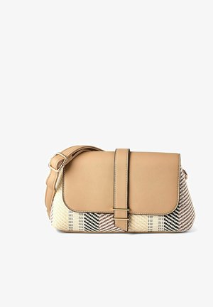 Beige Umhängetasche mit Klappverschluss, verstellbarem Riemen und gewebtem Stoffboden mit schwarzen, braunen und cremefarbenen geometrischen Mustern.