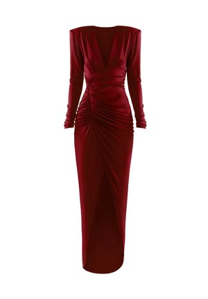 Dolga globoko rdeča satenasta obleka z naborki, dolgimi rokavi, globokim V-izrezom, oprijetim pasom in sprednjo zarezo na belem ozadju.