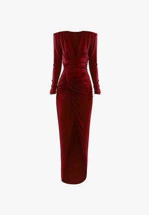 Dolga globoko rdeča satenasta obleka z naborki, dolgimi rokavi, globokim V-izrezom, oprijetim pasom in sprednjo zarezo na belem ozadju.