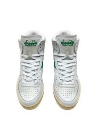 Sneaker high in pelle bianca con accenti verdi. Presenta una tomaia con punta traforata, lacci piatti e suola in gomma. Logo Diadora sulla linguetta.