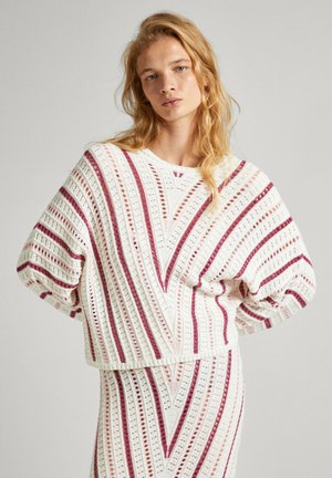 Suéter corto de punto en blanco con llamativas rayas burdeos y rosas, presentando un patrón en forma de V y un ajuste relajado con mangas anchas.