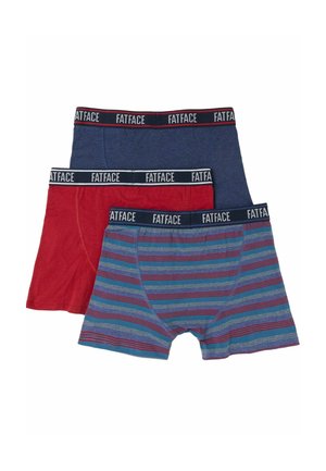 Drei Boxershorts für Männer in Blau, Rot und Blau mit roten Streifen, jeweils mit einem schwarzen Bund, der mit "FATFACE" in weißen Buchstaben beschriftet ist.