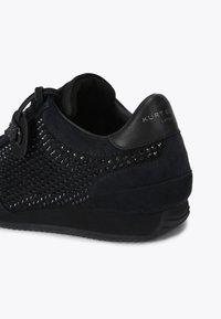 Zwarte sneaker met een textuur van suède bovenwerk, mesh details en decoratieve studs. Heeft een zwarte leren hiel met een gebosst logo.