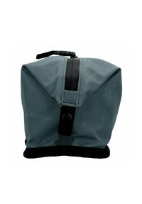 Bolsa impermeable gris con parte superior plegada, acentos negros, cierre de botón a presión y un acabado texturizado duradero. Forma compacta y cuadrada.