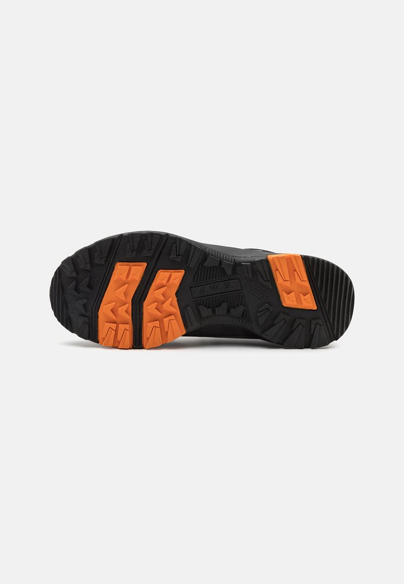 Suela de zapatilla deportiva negra con goma texturizada, que presenta acentos en naranja contrastante y un patrón de banda de rodadura para mejorar el agarre y la tracción.