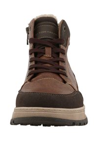 Bruine leren wandelschoen met een textuur oppervlak, contrasterende donkere suède accenten, ronde veters en een gevoerd kraag voor comfort.