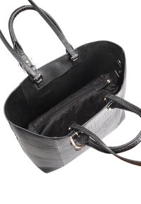 Sac à main en cuir noir texturé avec deux poignées, ouverture sur le dessus et poche zippée à l'intérieur. Accentué par des accessoires en or rose.