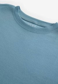 Modrá bavlněná mikina s kulatým výstřihem a žebrovaným límcem se hladkou texturou. Na zadní straně se nachází štítek značky "NEXT". Simple a minimalistický design.