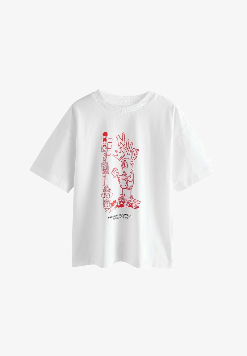 Valkoinen puuvillainen t-paita, jossa on punainen graafinen printti, jossa lintu skeittilaudalla, NYC-teksti ja katuelementtejä. Lyhyet hihat ja pyöreä kaula-aukko.