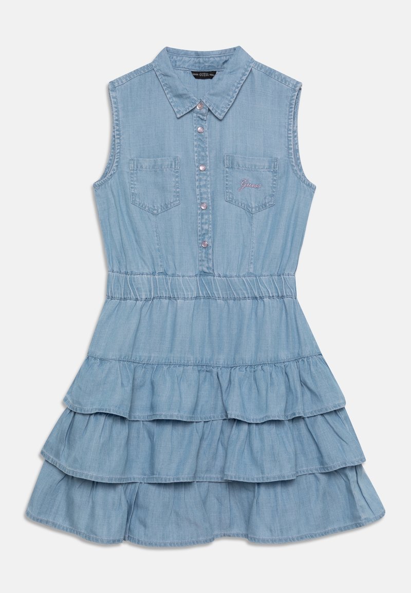 Světle modré denimové šaty s límcem, zapínáním na knoflíky vpředu, bez rukávů, dvěma kapsami na prsou a sukni s volánky ve vrstvách.