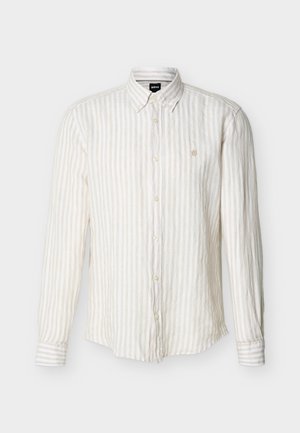 Chemise à manches longues à rayures verticales beige et blanches, boutonnée, avec col et petit logo brodé sur le côté gauche de la poitrine.