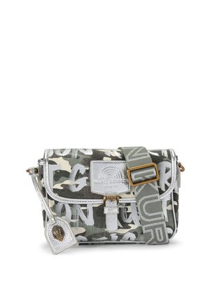 Sac bandoulière à imprimé camouflage avec bordure argentée, sangle réglable, boucle avant et étiquette avec un emblème décoratif.