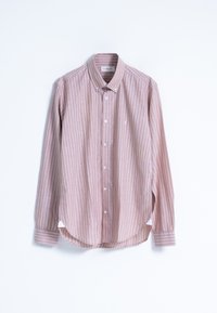 Camisa de botones de color rosa claro con rayas horizontales blancas, con cuello de punta, mangas largas y dobladillo redondeado. Logotipo sutil en el pecho.
