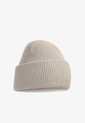 Gorro beige de punto acanalado con puño doblado, mostrado sobre un fondo blanco.