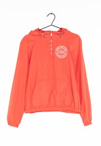Czerwona bluza z kapturem z zamkiem błyskawicznym z przodu, kieszenią typu kangur na dole, elastycznymi mankietami oraz białym, okrągłym logo "Tommy New York City Since 1985" na klatce piersiowej.