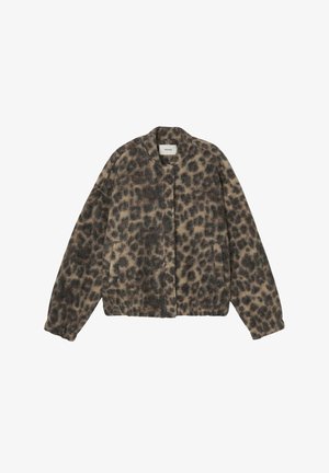 Veste imprimé léopard en tissu doux et texturé. Elle présente un col rond, des manches longues et des poches latérales. La palette de couleurs inclut le beige et le marron foncé.