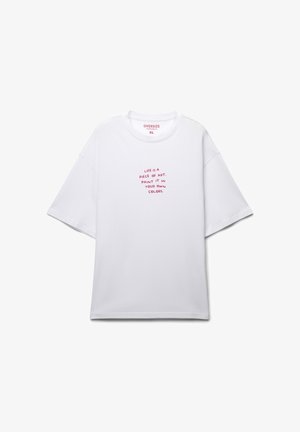 Biały, oversize'owy t-shirt wykonany z bawełny z prążkowanym, okrągłym dekoltem. Na środku znajduje się czerwony napis: "ŻYCIE TO DZIEŁO SZTUKI. MALUJ JE W SWOICH KOLORACH."