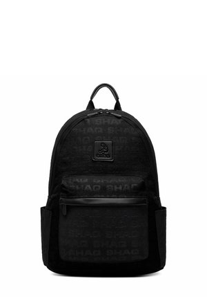 Schwarzer Rucksack mit Front-Reißverschlusstasche, Seitentaschen und geprägt wiederholtem "SHAQ" Logo-Muster auf dem Stoff.