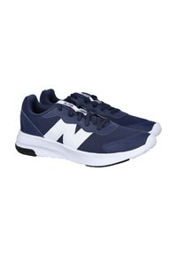 Zapatillas deportivas azul marino con acentos blancos, parte superior de malla, suela de goma y diseño tradicional de cordones. Presenta un gran detalle del logo en blanco.