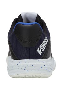 Le scarpe da atletica nere e blu presentano una parte superiore in rete testurizzata, una suola bianca con spruzzi blu e il logo K-Swiss sul tallone.