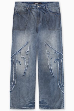 Jeans de mezclilla, lavado azul medio, fit suelto. Presentan grandes parches desgastados con bordes irregulares a lo largo de los muslos exteriores. Diseño de cinco bolsillos.