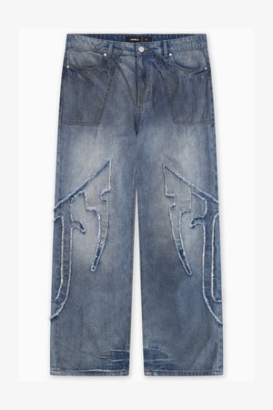 Denim teksad, keskmise sinise pesuga, lai lõige. Omab suuri kulutatud plekke, millel on sakilised servad välimistel reitel. Viie taskuga disain.