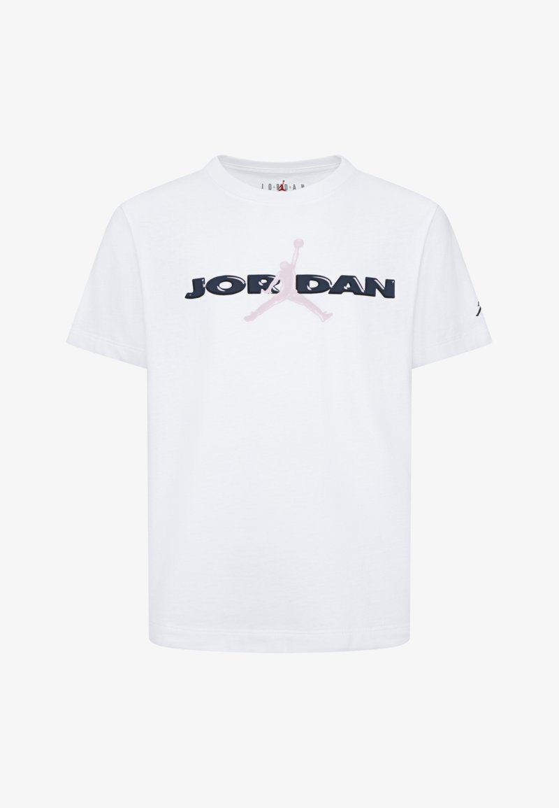 Λευκό μπλουζάκι κοντομάνικο φτιαγμένο από βαμβάκι, με την ένδειξη "JORDAN" σε μαύρο χρώμα και ροζ λογότυπο σιλουέτα στο μπροστινό μέρος. Στρογγυλή λαιμόκοψη, κανονική εφαρμογή.