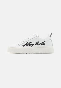 Valkoiset nahkakengät, joissa on paksu valkoinen pohja, pyöreä kärki ja musta "Antony Morato" -tekstitys sivussa. Minimalistinen muotoilu.