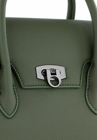 Borsa in pelle verde con una forma strutturata, dotata di una chiusura in metallo argento e dettagli di cucitura a contrasto.